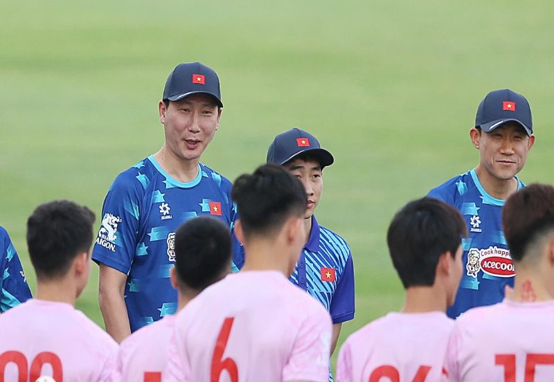 HLV Kim Sang-sik được giao chỉ tiêu vào đến chung kết AFF Cup 2024